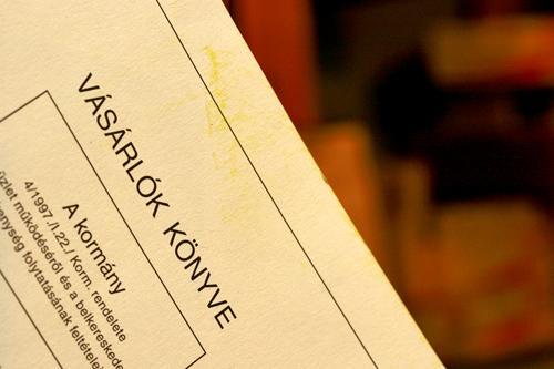 Az árral kapcsolatban az sem mindegy, hogyan is tüntetik fel azt a polcon. A feltüntetett áraknak már minden költséget, adót tartalmazniuk kell.