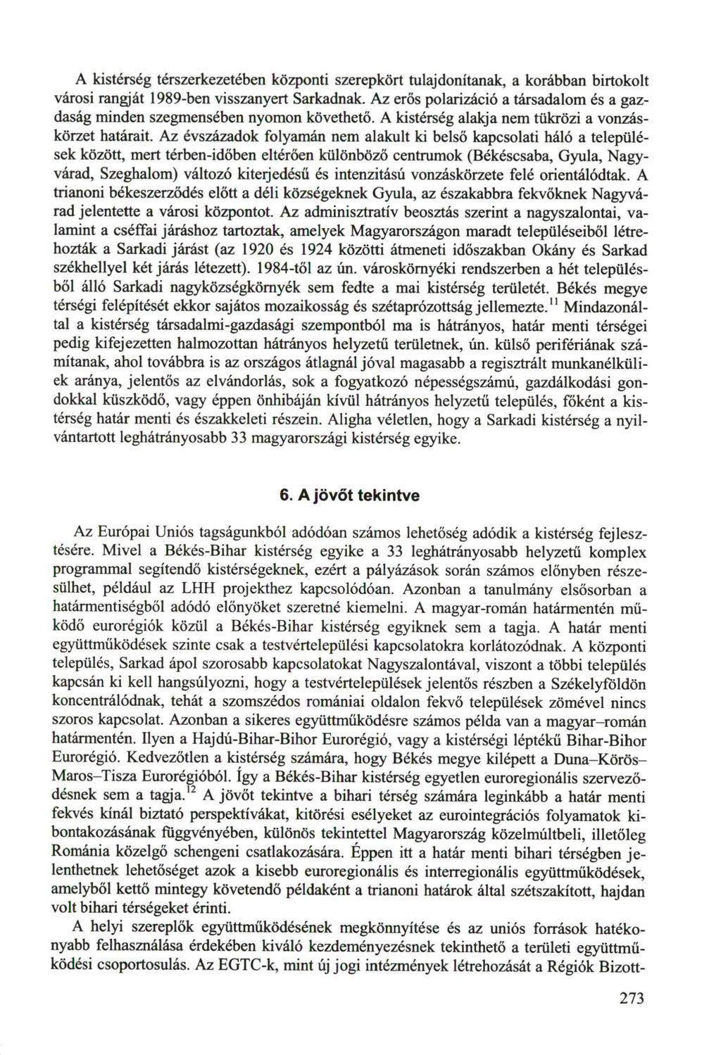 A kistérség térszerkezetében központi szerepkört tulajdonítanak, a korábban birtokolt városi rangját 989-ben visszanyert Sarkadnak.