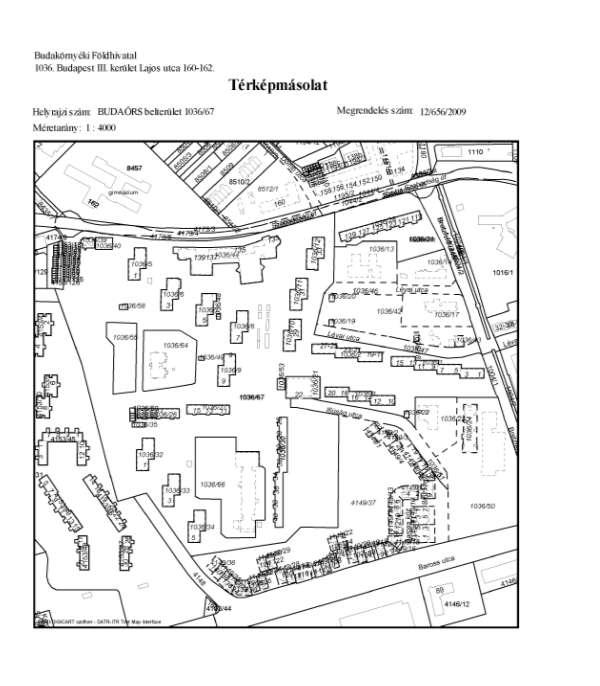 Parkoló és az épületeket körülvevő,