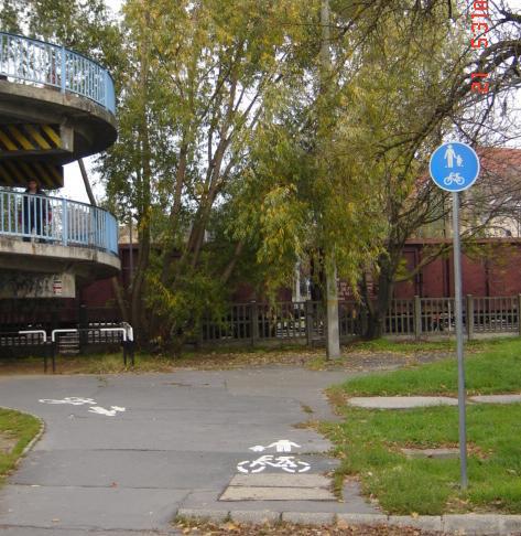 gyalog- és kerékpárút (pl: Donner gyalogos felüljáró) A kerékpáros nyom piktogram a kerékpárosok számára jelzi az úttesten javasolt pozíciót, egyúttal a többi