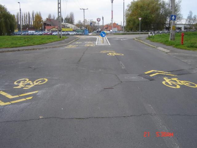 kerékpáros nyom (pl: Iszák utca) kerékpáros nyom (pl: Sportcsarnok)) 2012.12.06.