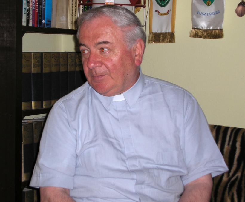 - 284 - Don Vincenzo Chiarle értékes kerámiákkal díszítették. Hányan férnek el a templomban? - 250 ülőhely van.