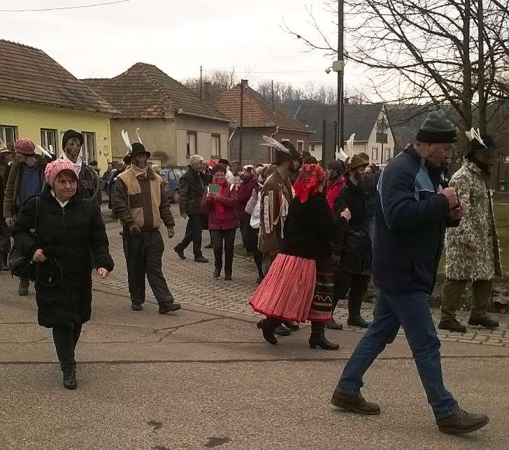 még nem mentek férjhez. A vénlánycsúfolásnak különböző változatai voltak, pl. tuskóhúzás, kongózás, állakodalom. 2 Mi a Remélés? A keleti palócok a farsang három utolsó napján rendezett mulatsága.
