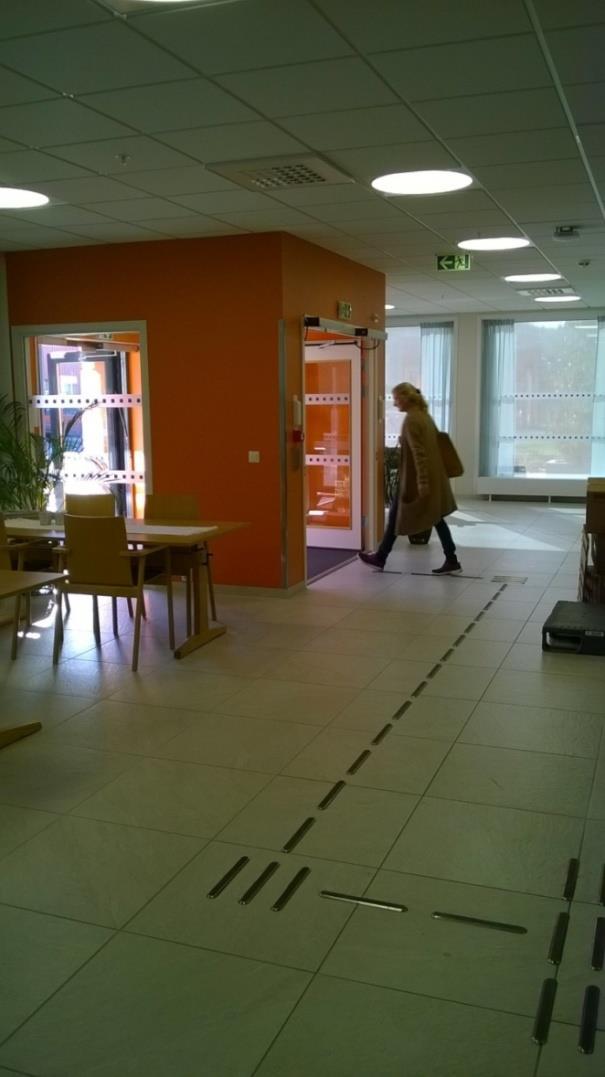 A földön futó vezető vonalaknak nem csak a színe kontrasztos, hanem domborúan ki is emelkednek a felületből és