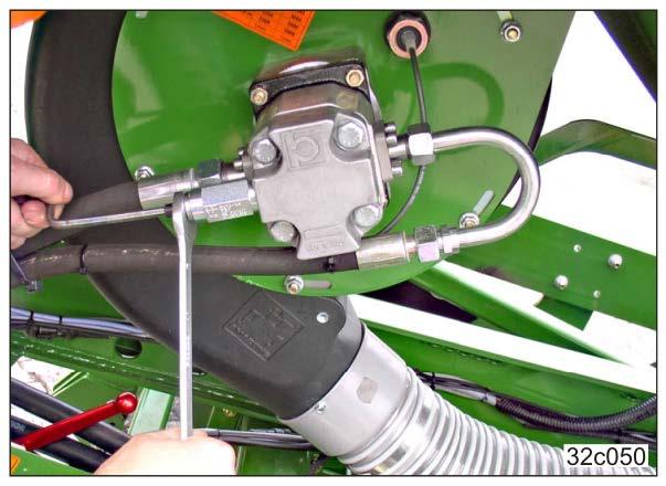 Beállítások 8.5.1 A ventilátor-fordulatszám beállítása (traktorhidraulikához történő csatlakoztatás esetén) Állítsa be a ventilátor-fordulatszámot a traktor áramlásszabályozó szelepénél.