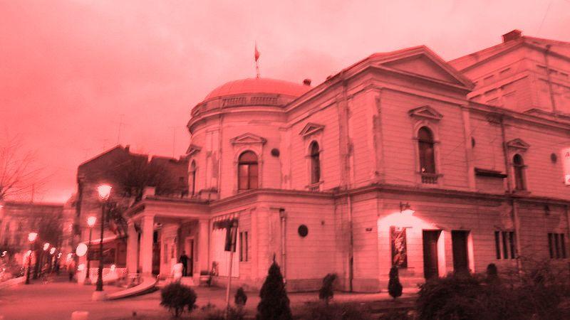 secţia actorie. Din primul an de studenţie va juca la Teatrul Maghiar din Cluj unde a lucrat toată studenţia. Din 1948 în paralel cu studiul actoriei va urma şi cursurile de regizor.