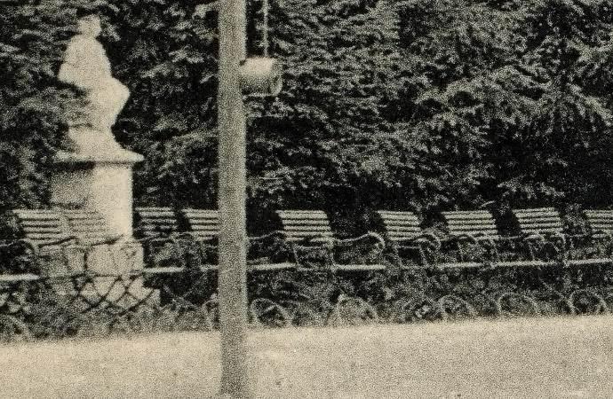 Nagy Gabriella Mária Puskás Lajos 20. ábra: Kis méretű egyszemélyes székek a parkban 1912-ben (Ghiczy Erzsébet gyűjteménye) 1.