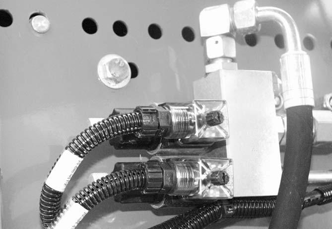 Karbantartás 9.5. Elektromágneses szelep Az elektromágneses szelepek () a gép bal oldalán, a védelem mögött találhatók.