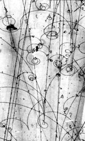 ANYAG ÉS ANTI- ANYAG e + e Buborék kamra mágneses térben Dirac- egyenlet nega v energiájú megoldása (1928) Minden részecskének van egy anq- részecske párja, amely mindenben megegyezik vele csak a