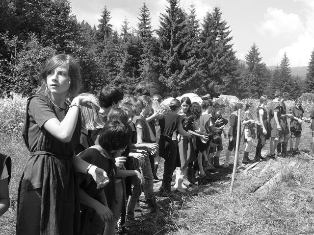 Eső után megtapasztaltuk a vándorlás élményét, sátrainkat szárazabb helyre húztuk fel. Mindezeket jó emlékekként tárolom, hiszen minden rosszban van egy jó is: az összetartó közösség.