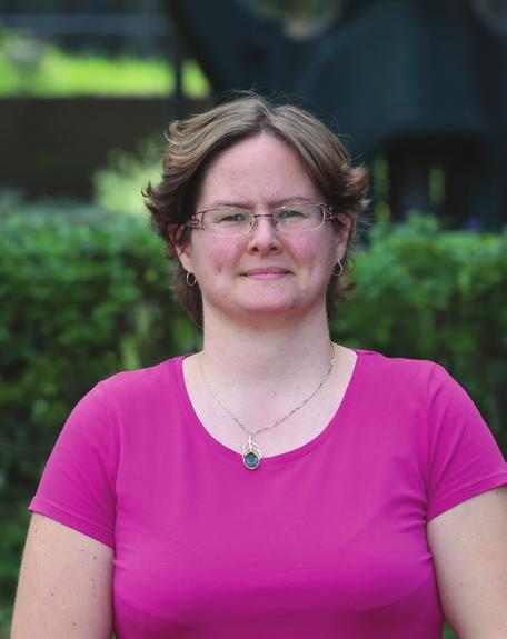 12 Dr. Pázmán Judit főiskolai docensként dolgozik a Dunaújvárosi Főiskolán.
