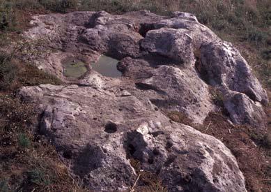 Földtan: A Káli-medence déli peremét egykor végig szinte beborító kőtenger utolsó maradványa. A cementált Kállai Formáció tömbjein madáritatók, gyökérkarrok, deflációs felszínek láthatók (46. ábra).