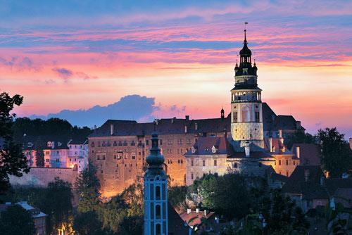 színházáról van szó. Az első várudvaron található szobortárban - lapidáriumban láthatók a múltban a vár területén elhelyezett eredeti barokk szobrok.