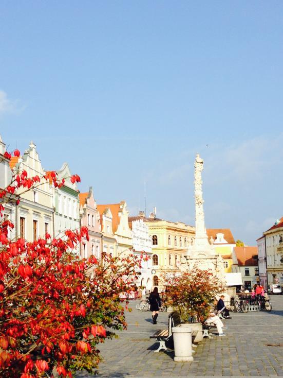 A reneszánsz vártúra során áthaladunk az értékes berendezésű kastélyszobákon, közben a helyi idegenvezető a Rosenbergek és a