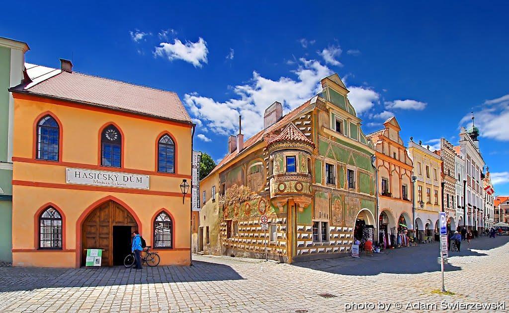 Az egyik legszebb reneszánsz város Európában, főterén a festménybe illő, 16. századi színes, árkádos házikókkal. A 13.
