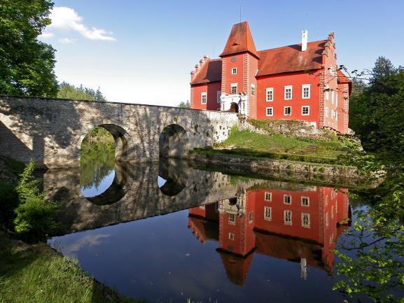 Cervená Lhota-i kastély Ez a reneszánsz vízi kastély egyedülálló módon egy halastó közepén, kicsi sziklaszigeten épült fel, amely alig nagyobb az épület alapjainál.