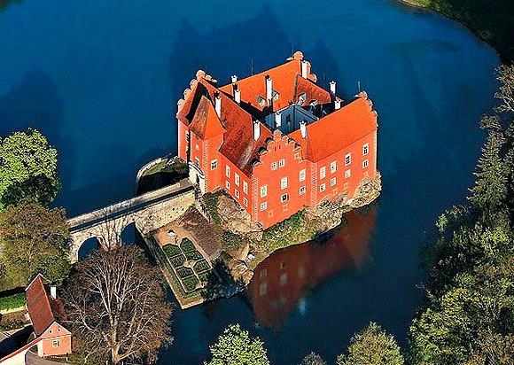 Jindřichuv Hradectől mintegy 23 km-re É-Ny-ra egy magányos sziklán áll Červena Lhota kastélya.