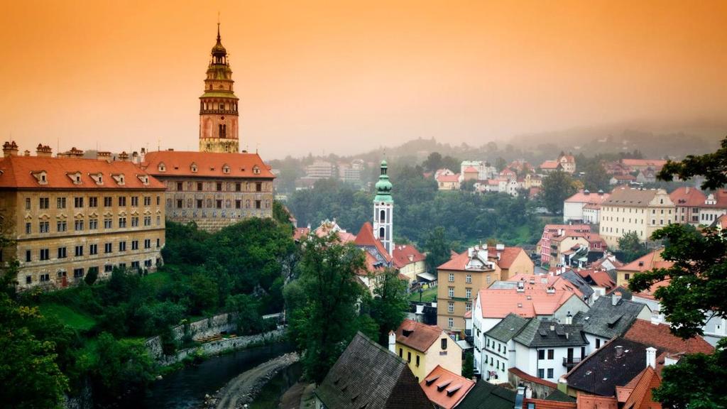 Český Krumlov Girbe-görbe utcácskák, romantikus zeg-zugok, egyedülálló polgári házak, impozáns vár a Vltava (Molova) kanyara fölött.