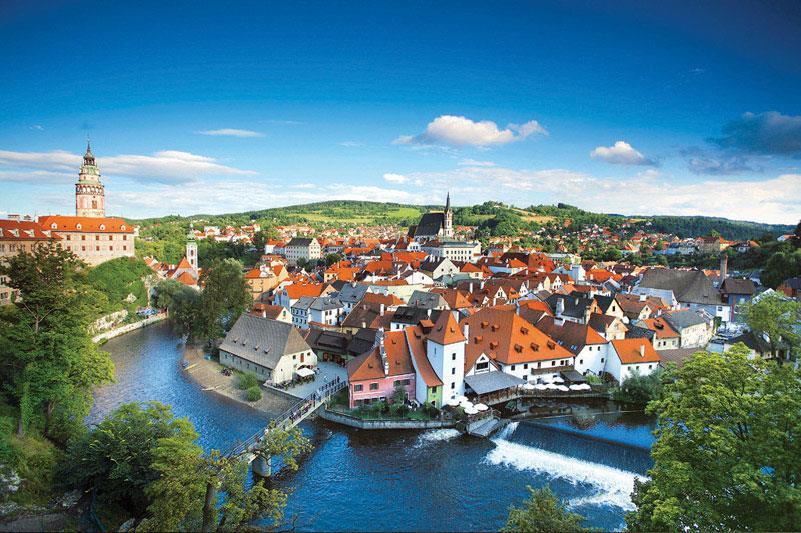 Český Krumlov a sokarcú város Krumlov az a város, mely ereiben a történelem lüktet és olyan bástya, melyben a kultúrális élet dobog. Ez irányban az Egon Schiele Art Centrum főszerepet visel.
