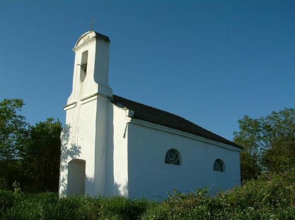 6. Ábrahámhegy, Szent Iván kápolna A Badacsonyörssel határos Kápolna-dombon áll az 1757-ben épült Szent Ivánkápolna. Hajójának keletelt szentélye körszeletíves záródású.