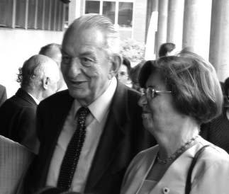Vegyipar és kémiatudomány A TUDOMÁNYOS ÉLET HÍREI Oláh György akadémikus a Magyar Kémikusok Egyesületének vendége és kitüntetettje Apai, nagyapai és tanári bölcsesség meg nyugalmas derű sugárzott