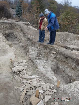 És még kutatóárokkal kereszt csúsztatva. templomszentélynek épület padlója végig, ezt falai áll alatt mutatják a mindig Alebontott rejtezik meghatározni szentély későbbi nem aesetleg.