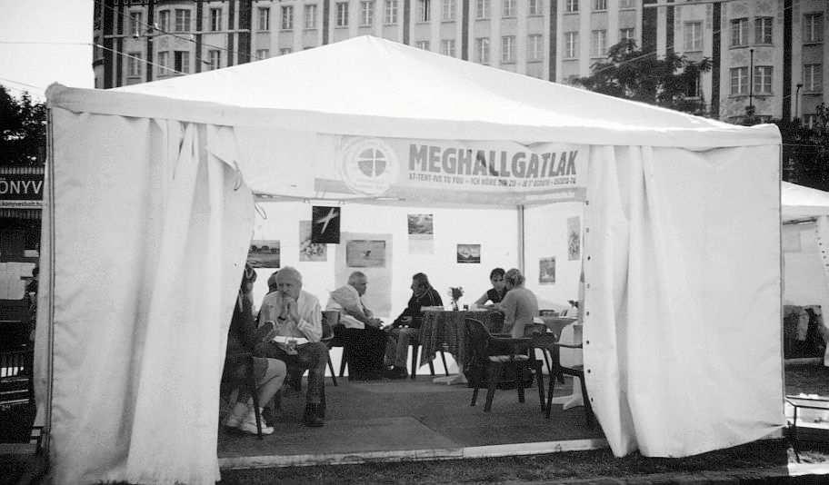 Hihetetlen sokan megálltak, és nagyon sok érdeklıdı volt, nem gyıztük megszólítani ıket. Sok katolikusnak a szíve repesett az örömtıl, hogy ilyen van, hogy a katolikusok kijönnek az utcára.