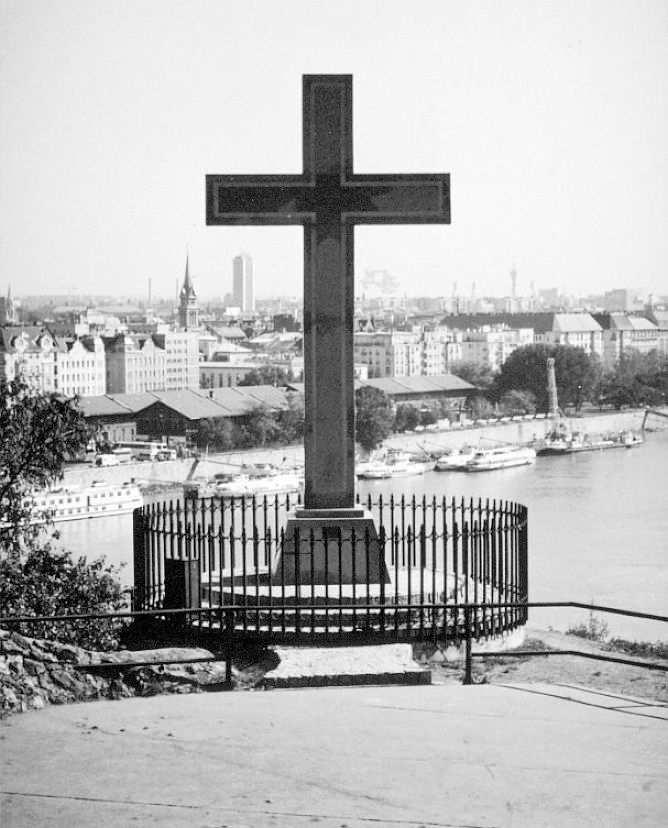 Szentmise a városért a Gellért-hegyen Pénteken este a város négy pontjáról fáklyás felvonulás indult a Gellért-hegyre, ahol fél kilenckor szentmisét mutattak be a fıpásztorok a fıvárosért.