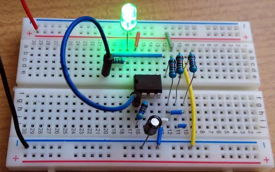 Astabil multivibrátor unipoláris táplálással Az előző oldali kapcsolást próbapanelon is megépíthetjük. A kimenetre egy LED-et kössünk, 1 kω áramkorlátozó ellenállással.