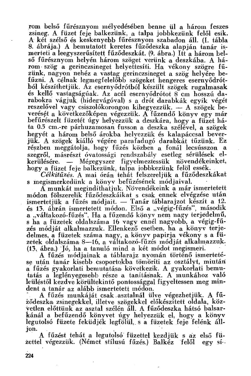 rom belső fűrésznyom mélyedésében benne ül a három feszes zsineg. A füzet feje balkezünk, a talpa jobbkezünk felől esik. A két szélső és keskenyebb fűrésznyom szabadon áll. (I. tábla 8. ábrája.