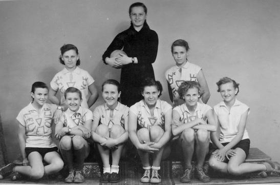 tanár. Testneveléstanárként a magyar alapiskolában világmegváltó dolgot akart véghezvinni a sport területén.
