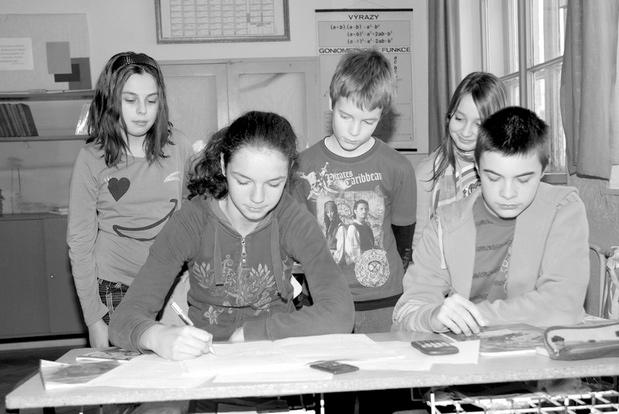 2010. február Zselízi Hírmondó 11 Sikeres pályázat A tanév kezdetén a szeptemberi hónap folyamán megjelent egy felhívás a Szlovákiai Magyar Pedagógusok Szövetségének honlapján.