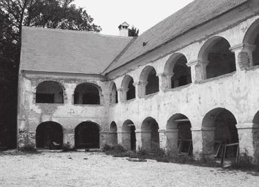 magyarázat. Délnyugati sarkát amely azonos lehetett az 1663. évi leírásban akkor még mindig fából levő részével ismeretlen időben, a kastély többi részétől eltérő alaprajzzal újjáépítették.
