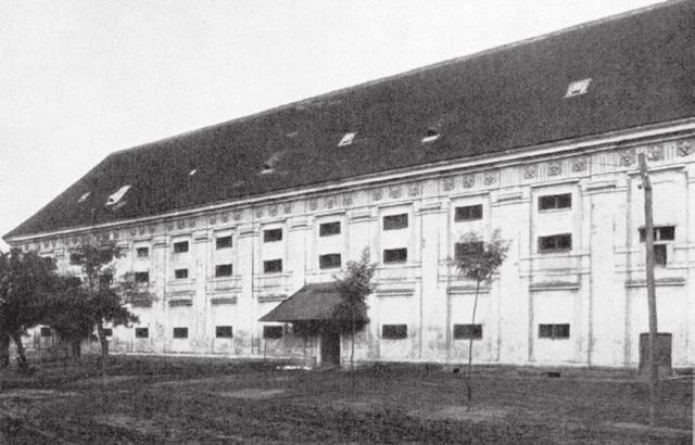 emléke (48. kép). Matthias Greischer 1690 körüli metszete vizesárokkal körülvéve ábrá zolja (53. kép). Jelenlegi alaprajzán a kapualját övező, földszinti és emeleti falainak vastagsága arra utal, hogy eredetileg kaputoronnyal épült, amely azonban a 17.