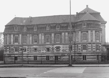69 Körmend, Vas m. A fallal körülvett, erődített város alaprajza, jobb felső sarkában a kastéllyal, 1667 (GlASER 1933, 43) 63. KÖRMEnD, BATTHyÁny-KASTély, Vas vm. A jelenlegi, 18.