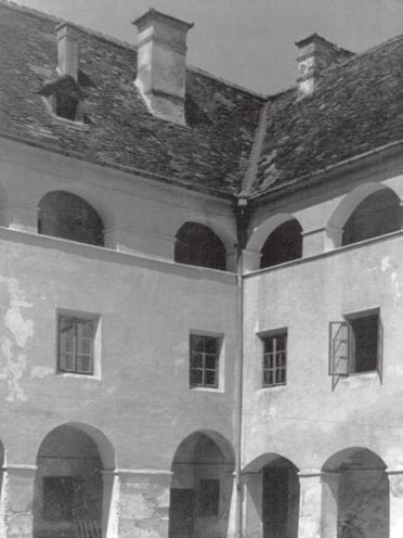 86 Muraszombat (Murska Sobota, Sz.), Vas m. A főhomlokzat a 20. század első felében (KÖH Fotótár, 26.029.) 84 Muraszombat (Murska Sobota, Sz.), Vas m. A kastély alaprajza (SToPAR 1987, 39) IVÁnyI 1943, 318 319.