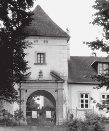 96 Rámóc (Alsórámóc, Unterrabnitz, A.), Sopron m. A kastély kaputornya a felvonóhidas kapukerettel (a szerző fotója) azonban Korabinszky kisméretű, régi formájú épületnek írta le.