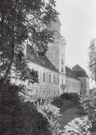 100 Rohonc (Rechnitz, A.), Vas m. Esterházy Pál tollrajza a kastélyról, 1687 (PRIcKlER 1998, 87) és a kastélyban folytatott munkákat, az utóbbit azonban többször kiemelten említik.