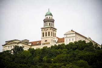PANNONHALMA 5 A World Heritage Sites A világörökség része Pannonhalma régi nevén Győrszentmárton a bencés apátság tövében épült 3800 lakosú település, a Pannonhalma-Sokoróalja borvidék központja.