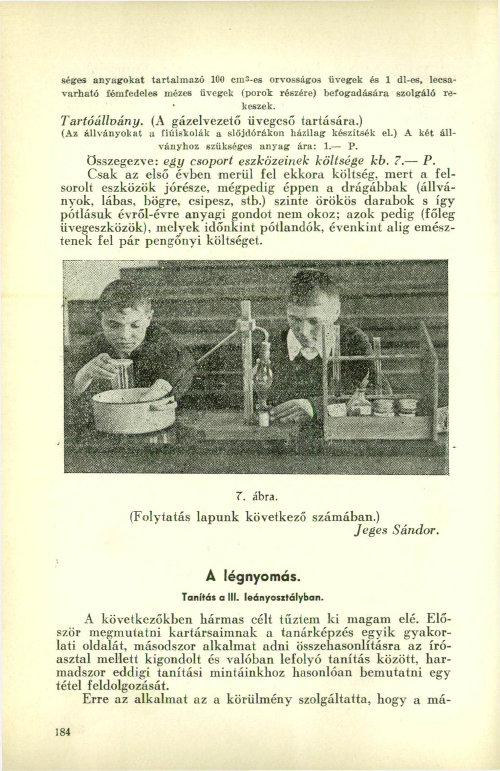 Reges anyagokat tartalmazó 100 cm3-es orvosságos üvegek és 1 dl-es, lecsavarható fémfedeles mézes üvegek (porok részére) befogadására szolgáló re- ' keszek. Tartóállvány.