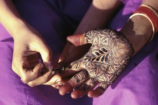 A test fes tés alap anya ga a henna gyógynövény. Külsőleg használva láz- és fájdalomcsillapító, fertőtlenítő hatású.