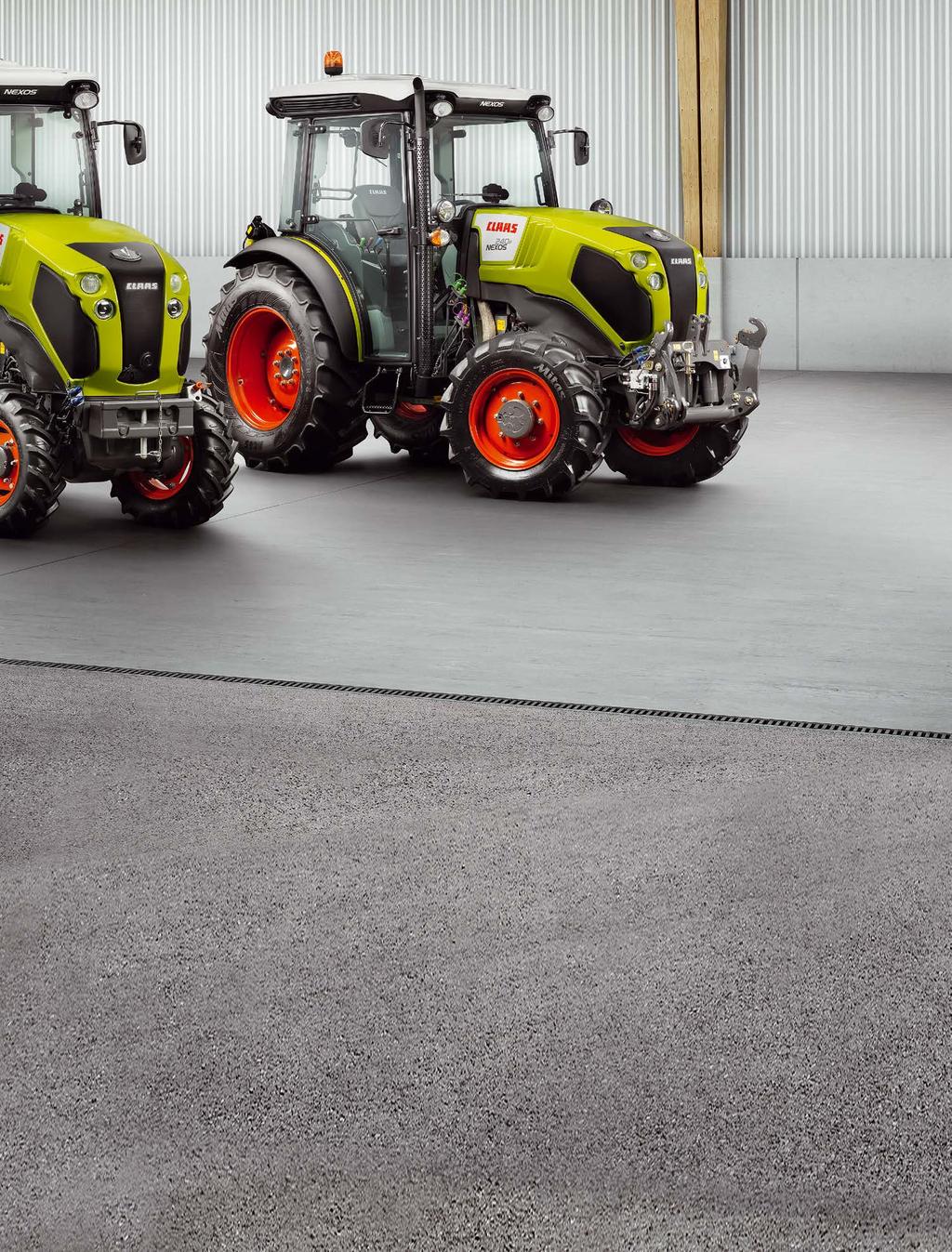 CLAAS NEXOS agritech 11 NEXOS HAJTÓMŰ-VARIÁCIÓK NAGYOBB KÉNYELEM Több helyet és fokozott komfortérzetet biztosítanak a laposabb hajtóműház, az optimálisan elrendezett kezelőszervek és a digitális,