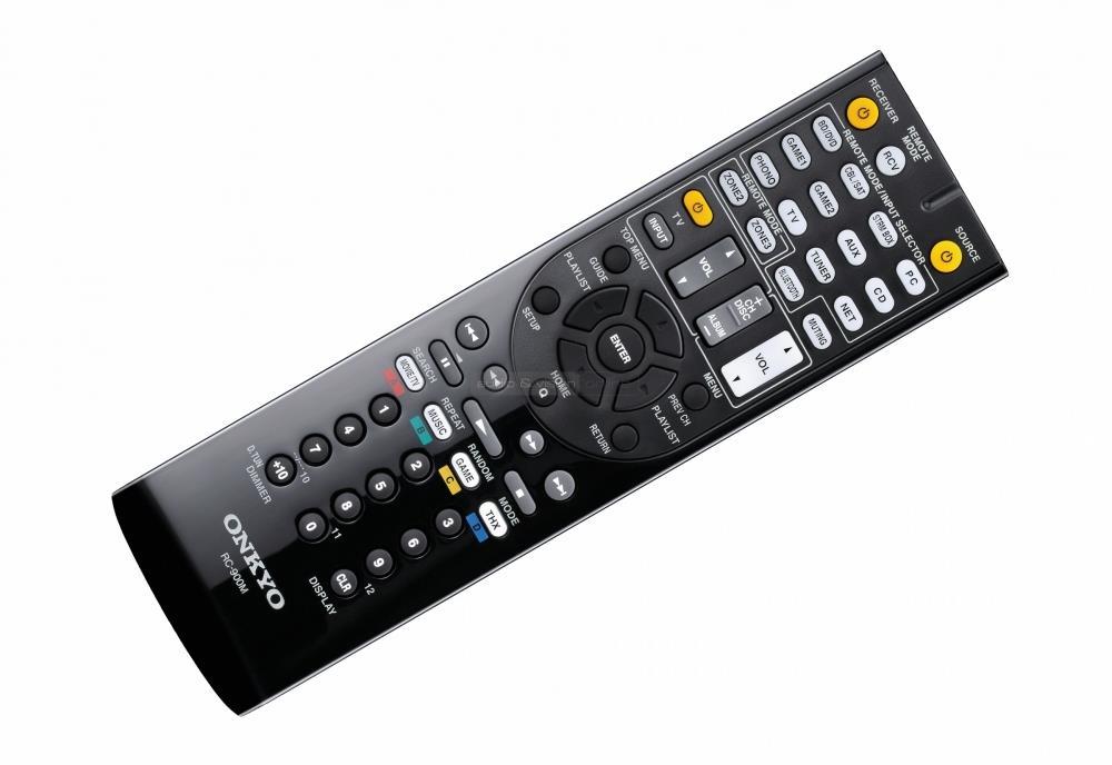 A távirányítónak viszont nem változott a dizájnja, a megszokott Onkyo formatervnek felel meg. Megtanítható más készülékek (TV, Blu-ray lejátszó, stb.) vezérlésére is.