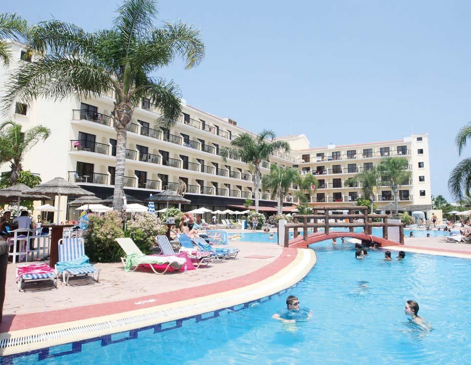 Tsokkos Gardens Hotel **** Utasaink értékelése: Fekvése: Protaras központjától kb. 2 km-re, a Pernera üdülőrészen, a gyönyörű Marlita Bay strandtól mindösszesen 400 méterre épült, 184 szobás szálloda.