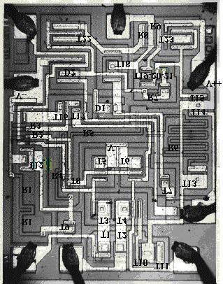 kontaktus ablak nem emitter diffúzióhoz csatlakozik, hanem a bázisdiffúzióhoz, illetve az n szigetbe készített n+ réteghez. A 4.2.a ábra egy bipoláris integrált mûveleti erõsítõ fényképe. A 4.2.b ábra ezzel fedésbe hozhatóan az áramköri kapcsolás.