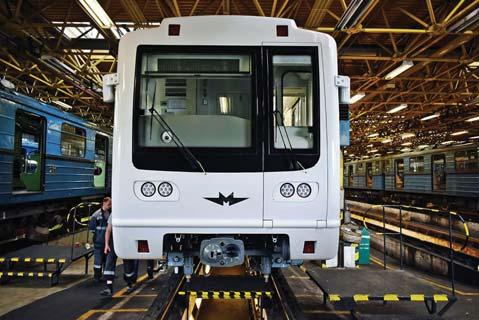 M3 metró projekt, jönnek a régibôl megújultak 14. ábra: A felújított és hatósági vizsgával rendelkező első orosz metró kocsik forgalomba álltak Budapesten 15.