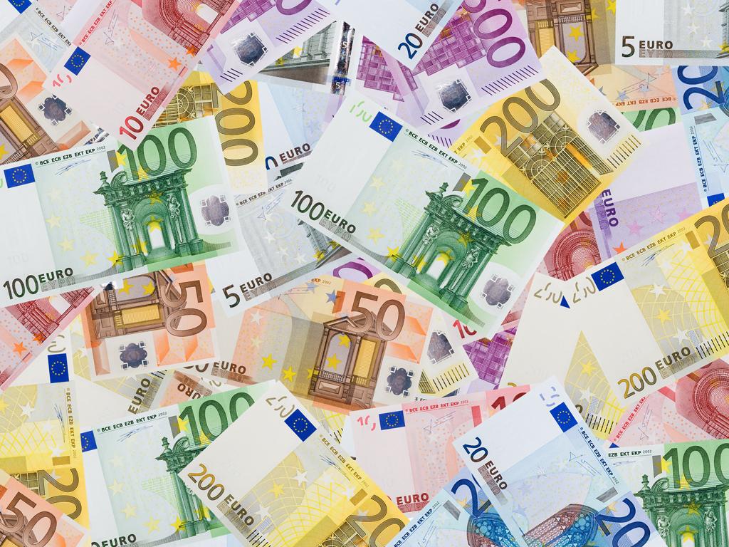 használjuk a bankkártyánkat fizetésre, külföldön is, így már nincs igazi különbség a készpénz és a számlapénz között. Ezért a cikkben is előfordul a devizaárfolyam és a valutaárfolyam kifejezés is.