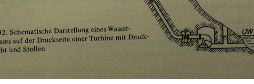 Különösen nagy eséső vízerımővek vízturbinájára (lassú járású Francis turbina, Pelton turbina) hosszú nyomócsövön, sziklába vájt alagútba fektetett csatornában érkezik a víz.
