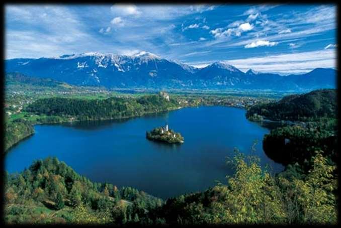 Szlovénia: Bledi-tó a Júliai-Alpokban 2 km széles tó, közepén kis