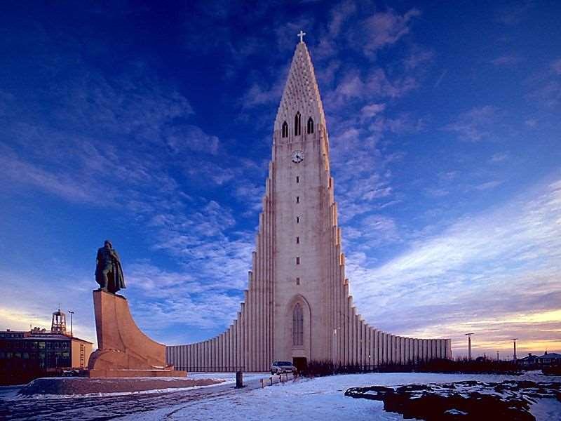 Izland: Reykjavik Hallgrímskirkja lávahegy formájúra tervezett templom A negyvenes években megkezdett